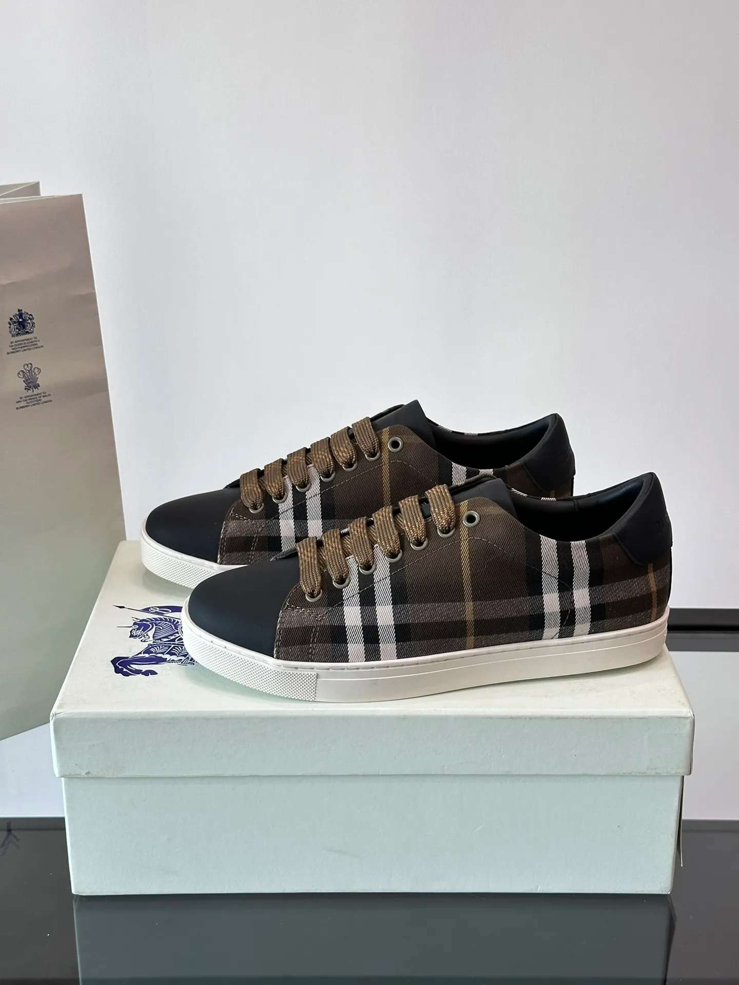 Men's shoes 💰360▫️B's men's classic low-top sneakers are reinterpreted in Vintage checkered cotton and cowhide materials, and decorated with a new brand logo. First-layer sheepskin lining, heel decorated with Burberry letter embossed logo, original outsole Size: 38-44 (customized at 45)